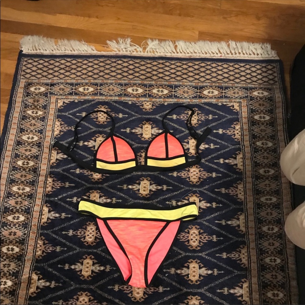 Body glove swimsuit size medium